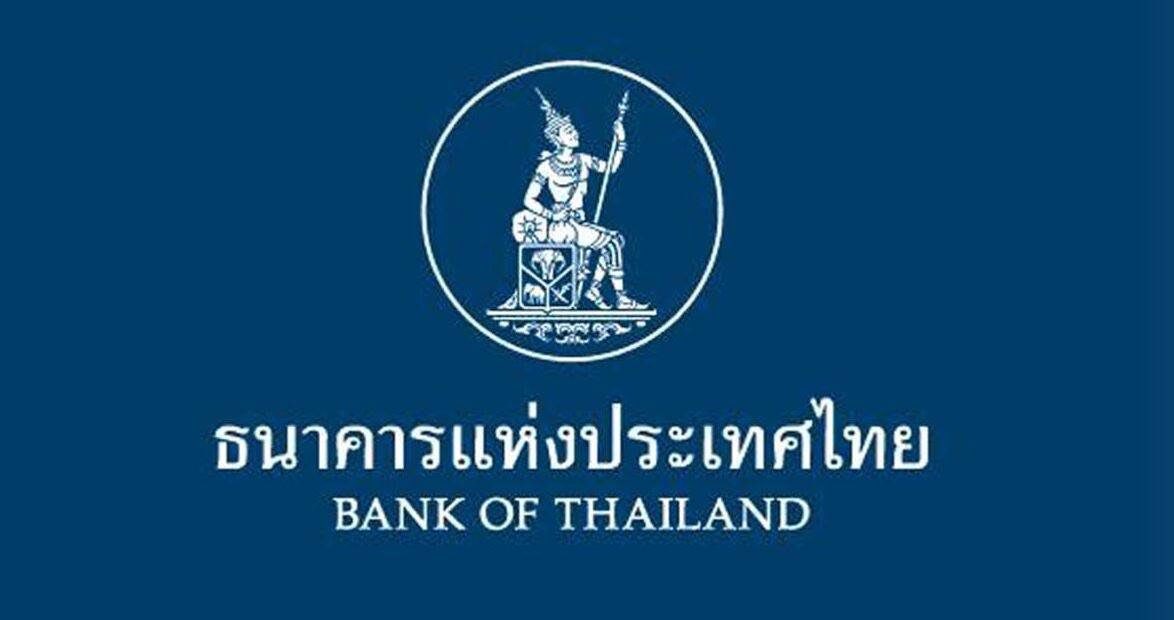 longtunman's tweet photo. กนง. มีมติ 6 ต่อ 1 เสียง ให้คงอัตราดอกเบี้ย ไว้ที่ 1.75% ต่อปี

คณะกรรมการนโยบายการเงิน (กนง.) แถลงผลการประชุม ในวันที่ 25 มิถุนายน 2568 มีมติ 6 ต่อ 1 เสียง ให้คงอัตราดอกเบี้ยนโยบายไว้ที่ 1.75% ต่อปี  

เศรษฐกิจไทยในช่วงครึ่งแรกของปี 2568 ขยายตัวดีกว่าที่ประเมินไว้ จากภาคการผลิตและการเร่งส่งออกสินค้า 

อย่างไรก็ดี เศรษฐกิจไทยมีแนวโน้มขยายตัวชะลอลงในระยะถัดไป โดยมีความเสี่ยงที่การส่งออกสินค้าจะได้รับผลกระทบจากนโยบายภาษีนำเข้าของสหรัฐฯ 
รวมทั้งยังมีความเสี่ยงเพิ่มเติมจากภูมิรัฐศาสตร์ และปัจจัยภายในประเทศ 

ด้านอัตราเงินเฟ้อทั่วไปมีแนวโน้มอยู่ในระดับต่ำจากปัจจัยด้านอุปทาน 
ในขณะที่สินเชื่อชะลอลง ส่วนหนึ่งจากความต้องการสินเชื่อที่ลดลงในบางกลุ่มและความเสี่ยงด้านเครดิตที่เพิ่มขึ้น

คณะกรรมการฯ เห็นว่านโยบายการเงินควรอยู่ในระดับที่ผ่อนคลายเพื่อสนับสนุนเศรษฐกิจในระยะถัดไป ซึ่งการลดอัตราดอกเบี้ยในช่วงที่ผ่านมาสามารถรองรับความเสี่ยงได้ระดับหนึ่ง 

อย่างไรก็ดี ในการประชุมครั้งนี้ กรรมการส่วนใหญ่เห็นควรให้คงอัตราดอกเบี้ยนโยบาย โดยให้ความสำคัญกับจังหวะเวลา และประสิทธิผลของนโยบายการเงิน ภายใต้บริบทที่มีความไม่แน่นอนสูง และขีดความสามารถของนโยบายการเงิน (policy space) มีจำกัด 

ขณะที่กรรมการ 1 ท่านเห็นควรให้ปรับลดอัตราดอกเบี้ย 0.25% ต่อปี เพื่อลดภาระดอกเบี้ย และเอื้อต่อการปรับตัวของกลุ่มที่ได้รับผลกระทบจากเศรษฐกิจที่มีแนวโน้มอ่อนแอลง

เศรษฐกิจไทยในปี 2568 และ 2569 มีแนวโน้มขยายตัวที่ 2.3% และ 1.7% ตามลำดับ 

โดยอัตราการขยายตัวทางเศรษฐกิจในปีนี้ที่ 2.3% ส่วนหนึ่งเป็นผลจากข้อมูลเศรษฐกิจจริงในไตรมาสที่ 1 และเครื่องชี้เศรษฐกิจในไตรมาสที่ 2 มีแนวโน้มขยายตัวดีกว่าที่ประเมินไว้ ซึ่งการส่งออกที่ขยายตัวได้สูงจากกลุ่มสินค้าอิเล็กทรอนิกส์ และสินค้าที่มีการเร่งส่งออกไปสหรัฐฯ ส่งผลบวกต่อภาคการผลิตและภาคบริการที่เกี่ยวข้อง 

มองไปข้างหน้า เศรษฐกิจมีแนวโน้มขยายตัวชะลอลงตั้งแต่ช่วงครึ่งหลังของปี 2568 โดยคาดว่าการส่งออกสินค้าจะได้รับผลกระทบมากขึ้นจากนโยบายภาษีนำเข้าของสหรัฐฯ 

การบริโภคภาคเอกชน มีแนวโน้มขยายตัวชะลอลง ตามแนวโน้มรายได้ และความเชื่อมั่นที่ลดลง 

ด้านจำนวนนักท่องเที่ยวปรับลดลง แม้รายรับนักท่องเที่ยวยังขยายตัวได้จากค่าใช้จ่ายต่อหัว แต่ธุรกิจส่วนหนึ่งยังถูกกดดันจากสินค้านำเข้าและพฤติกรรมผู้บริโภคที่เปลี่ยนแปลงไป

สินเชื่อโดยรวมหดตัว สถาบันการเงินยังระมัดระวังในการปล่อยสินเชื่อโดยเฉพาะ SMEs และครัวเรือนกลุ่มรายได้ต่ำ ประกอบกับความต้องการของภาคธุรกิจที่ลดลง และการชำระคืนหนี้ที่เพิ่มสูงขึ้น 

สำหรับคุณภาพสินเชื่อยังปรับด้อยลงโดยเฉพาะสินเชื่อ SMEs และสินเชื่อที่อยู่อาศัย ด้านอัตราดอกเบี้ยในตลาดการเงินและในระบบสถาบันการเงิน ปรับลดลงตามการปรับลดอัตราดอกเบี้ยนโยบายในช่วงที่ผ่านมา 

ภายใต้กรอบการดำเนินนโยบายการเงินที่มีเป้าหมายรักษาเสถียรภาพราคา ควบคู่กับดูแลเศรษฐกิจให้เติบโตอย่างยั่งยืน และรักษาเสถียรภาพระบบการเงิน 

คณะกรรมการฯ ประเมินว่าแนวโน้มเศรษฐกิจยังมีความไม่แน่นอนสูง และพร้อมปรับนโยบายการเงินให้เหมาะสมกับแนวโน้มและความเสี่ยงของเศรษฐกิจและเงินเฟ้อในระยะข้างหน้า

ที่มา : https://t.co/HnekHGU8IF