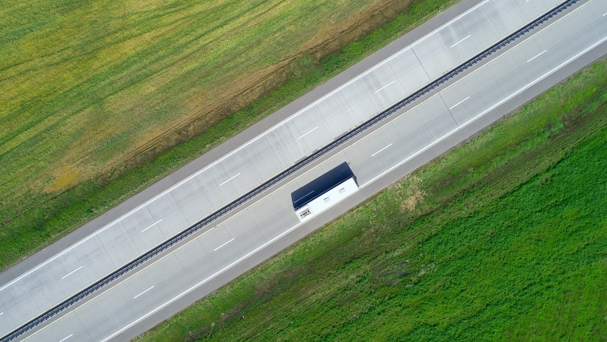 🏛️El Parlamento Europeo denuncia que la mayoría de europeos vive en la llamada #EuropaVacía
🚌Piden más inversiones en #TransportePúblico para garantizar la movilidad y la cohesión territorial
👉confebus.org/publicaciones/…
#CohesiónTerritorial #Autobús #MovilidadSostenible