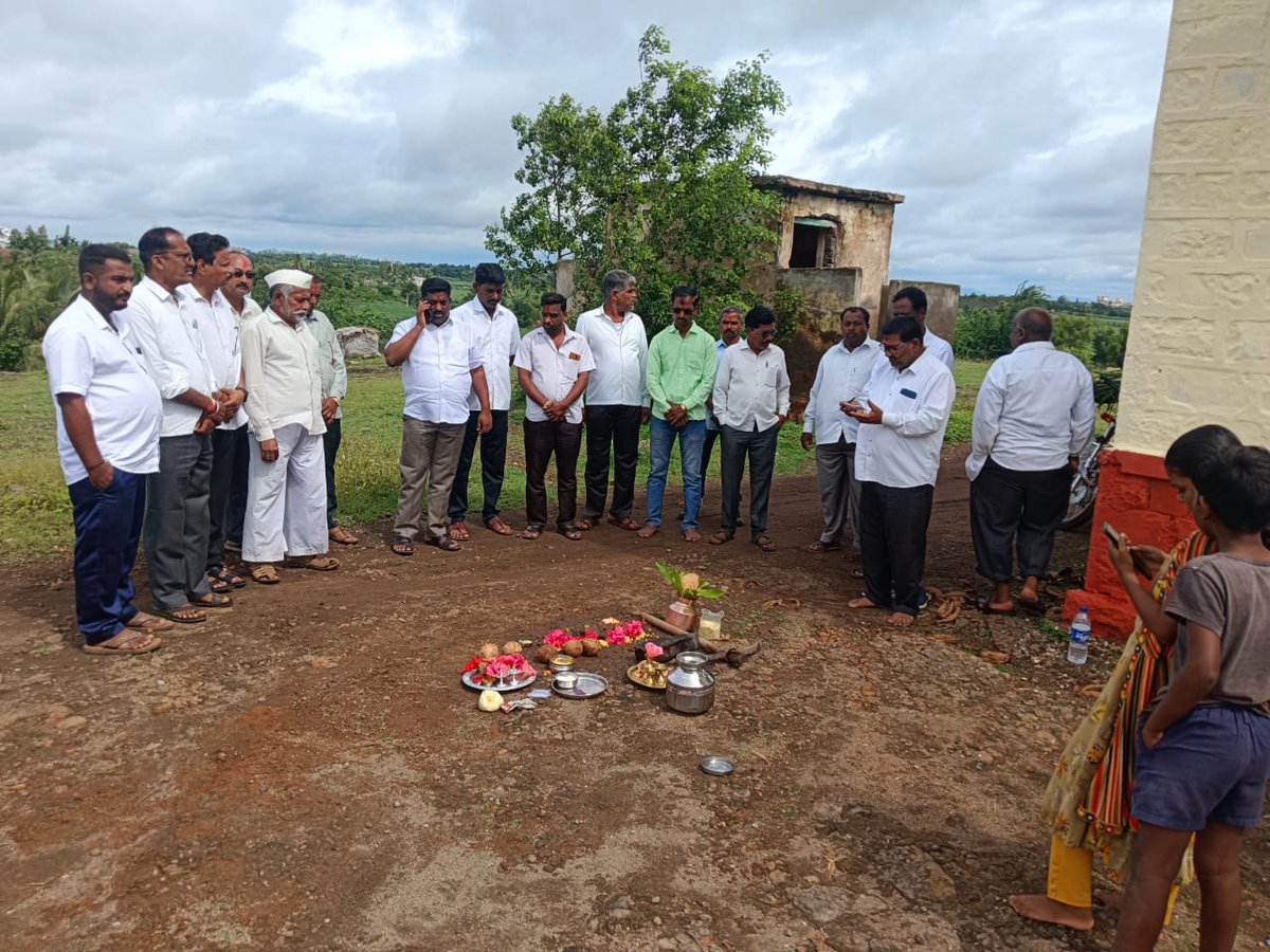 ShashikalaJolle's tweet image. ನಿಪ್ಪಾಣಿ ಕ್ಷೇತ್ರದ ಬೋರಗಾಂವ ಪಟ್ಟಣದಲ್ಲಿ 4 ಲಕ್ಷ ರೂ.ಮೊತ್ತದಲ್ಲಿ ಸರ್ಕಾರಿ ಕಿರಿಯ ಕನ್ನಡ ಪ್ರಾಥಮಿಕ ಶಾಲೆ(ವಡಗೇರಿ ತೋಟ)ಗೆ ಮೂಲಭೂತ ಸೌಕರ್ಯ ಹಾಗೂ ಶಾಲೆ ಸುಧಾರಣೆ ಕಾಮಗಾರಿಗೆ ಊರಿನ ಹಿರಿಯರು,ಸ್ಥಳೀಯ ಮುಖಂಡರು ಹಾಗೂ ಪಕ್ಷದ ಕಾರ್ಯಕರ್ತರು ಭೂಮಿ ಪೂಜೆ ನೆರವೇರಿಸಿ ಚಾಲನೆ ನೀಡಿದರು.
#Borgaon #nipani #nipanimla #BJPGovernment