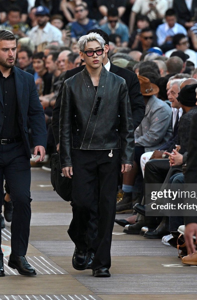 1A_Mayleficent's tweet photo. กราบ 3 ครั้งให้กับตากล้อง getty ค่ะ ถ่ายแบมออกมาได้แบบหล่อทะลุเฟรม ทะลุฝูงชนออกมาเลย 

#BamBamxLVMenSS26 
#LouisVuitton #LVMenSS26 https://t.co/DPZZrVlIrM