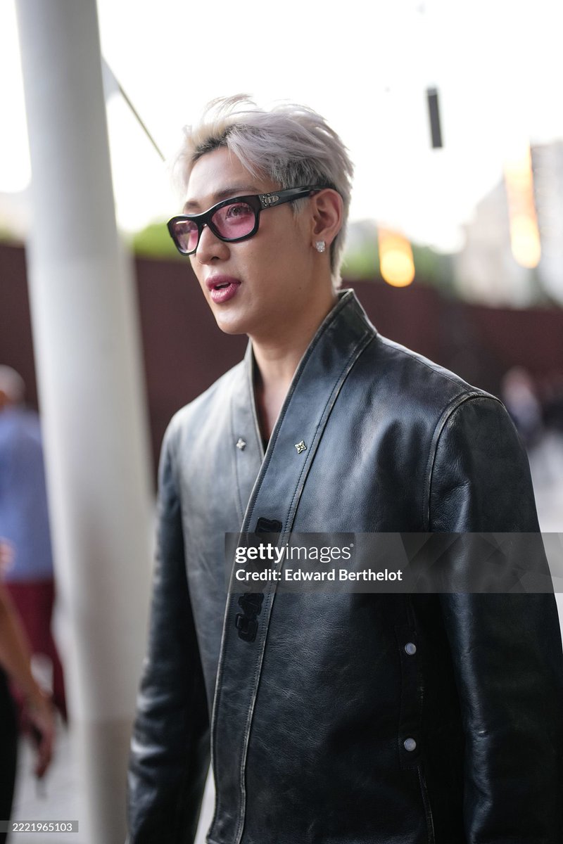 1A_Mayleficent's tweet photo. กราบ 3 ครั้งให้กับตากล้อง getty ค่ะ ถ่ายแบมออกมาได้แบบหล่อทะลุเฟรม ทะลุฝูงชนออกมาเลย 

#BamBamxLVMenSS26 
#LouisVuitton #LVMenSS26 https://t.co/DPZZrVlIrM