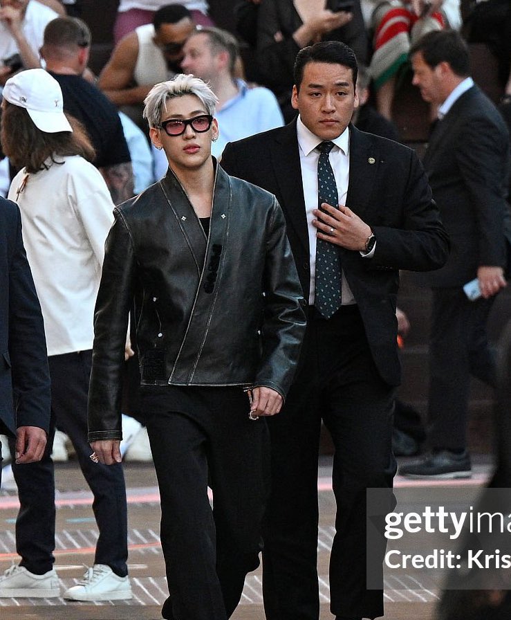 1A_Mayleficent's tweet photo. กราบ 3 ครั้งให้กับตากล้อง getty ค่ะ ถ่ายแบมออกมาได้แบบหล่อทะลุเฟรม ทะลุฝูงชนออกมาเลย 

#BamBamxLVMenSS26 
#LouisVuitton #LVMenSS26 https://t.co/DPZZrVlIrM