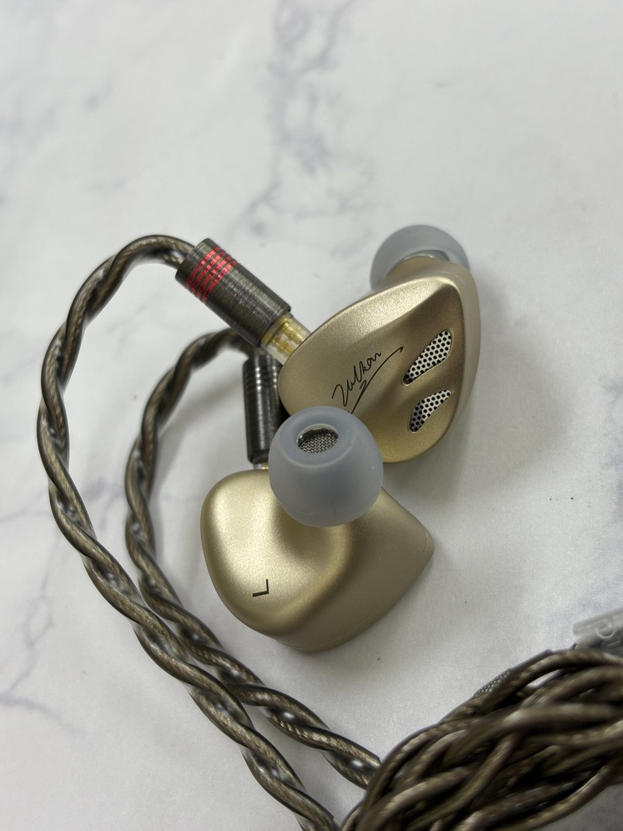 e_earphone_NPB's tweet photo. 【新製品・試聴機展示開始情報📢】
\6月26日発売予定(ご予約受付中)/
豊かなミッドレンジ、広がりのあるステージング
#DUNUTOPSOUND
『Vulkan2』
当店試聴機ございます
卓越したボーカルのために設計されたVULKAN 2(曜)は2基のダイナミック・ドライバーと6基のバランスド・アーマチュアを搭載
密度の高い周波数、より豊かなボーカル、より深い低音の質感を提供し広がりのある サウンドステージを実現することでポップなヴォーカルや幅広いジャンルに難なく適応します
10mmのサブバスと8mmのバス・ダイナミック・ ドライバーを搭載、より豊かで深みのある、明瞭な低域が得られます
・カスタム・デュアルバランス ミッド用アーマチュア
ヴォーカルを温かみのある 瑞々しさを表現します
・クワッドバランスド・アーマチュア卓越した解像度と気品を再現します
きらめくような伸びを実現、ディテールを余すことなく再現します
航空宇宙グレードのアルミニウム削り出し、シルキーな仕上げと温かみのあるシャンパンゴールドの色調
高性能と高耐久性を融合させたエンジニアリングと触覚的なエレガンスを融合させ、 真にプレミアムな感触を実現しています
3.5mmシングルエンドと4.4mmバランスのプラグが付属しており、リスニング・セットアップを簡単に切り替えることができます
ぜひ当店にてご試聴・ご覧くださいませ
#eイヤホン #eイヤ大阪日本橋本店
