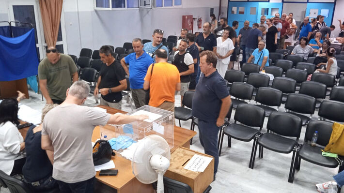 KMpourxas's tweet image. ΕΥΒΟΙΑ-ΜΕΓΑΛΗ ΝΙΚΗ Το Εργατικό Κέντρο στα χέρια των εργατών για πρώτη φορά στην Ιστορία! Μεγάλη νίκη με απόλυτη πλειοψηφία απέναντι στη σαπίλα της ΓΣΕΕ ! «Αγωνιστική Συνεργασία» (ΠΑΜΕ) 59% και 9 εδρες στο 15μελες νεο ΔΣ κόντρα στο ενιαίο ψηφοδέλτιο ΠΑΣΚΕ-ΔΑΚΕ-ΣΥΡΙΖΑ !