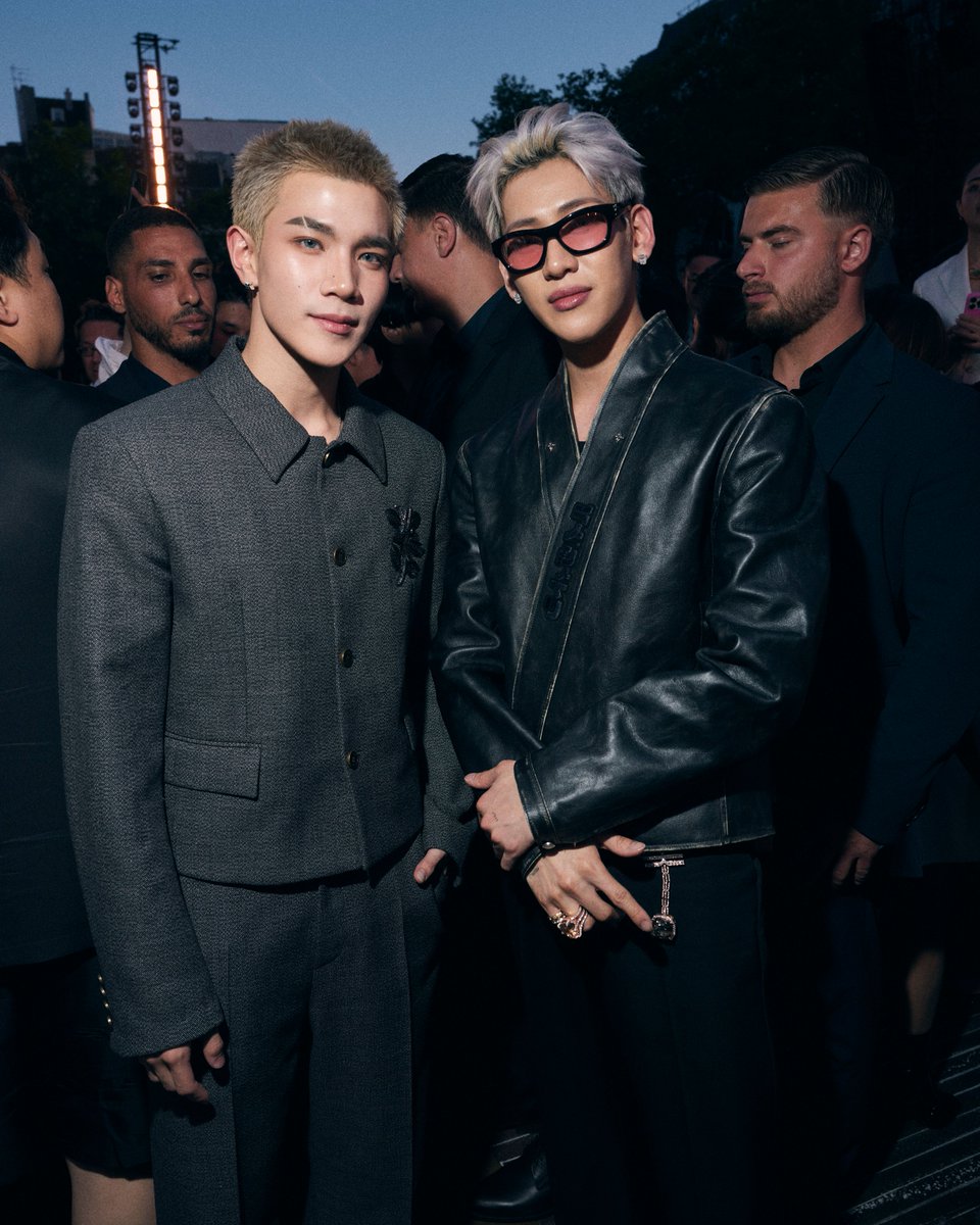 หนุ่มไทยจึ้งมาก! แบมแบม <a href="/BamBam1A/">BamBam</a> House Ambassador ของ <a href="/LouisVuitton/">Louis Vuitton</a> และ โฟร์ท ณัฐวรรธน์ <a href="/tawattannn/">FOURTH</a> จากแฟชั่นโชว์คอลเล็กชัน Men’s Spring/Summer 2026 ณ Place Georges Pompidou

#ELLEThailand 
#LouisVuitton #LVMenSS26 
#BamBamxLVMenSS26 
#LVSS26xFourth