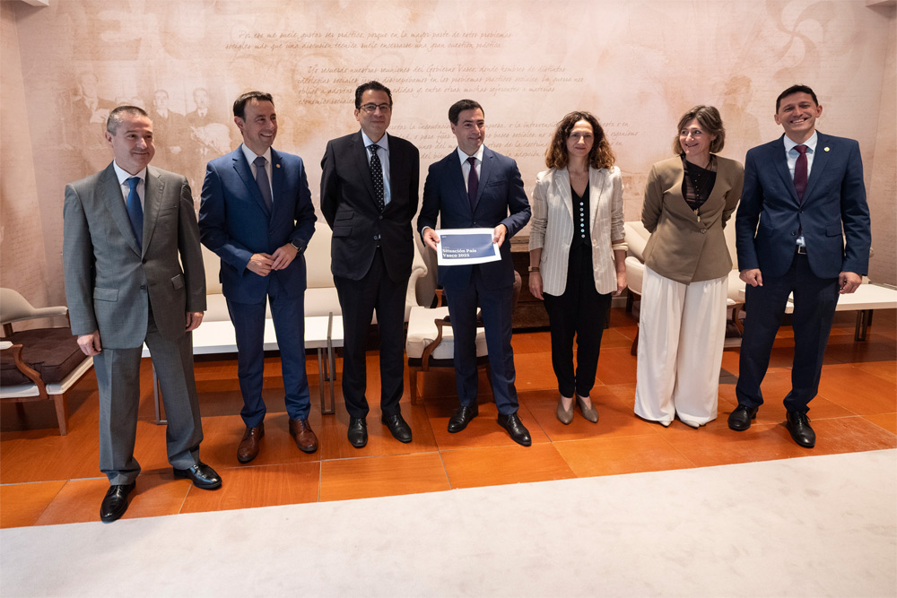 El lehendakari <a href="/Imanol_Pradales/">Imanol Pradales</a>  recibe a representantes de <a href="/bbva/">BBVA</a> 
tinyurl.com/49akaac9