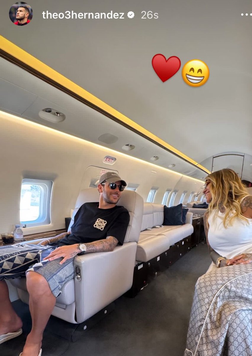 hilalstuff's tweet photo. 🚨🚨🚨🚨🚨🚨🚨 ثيو هيرنانديز عبر الإنستغرام برفقة زوجته  ✈️ 

— هل الأمور تحدث؟ 👀 https://t.co/nGURr1Vi0p