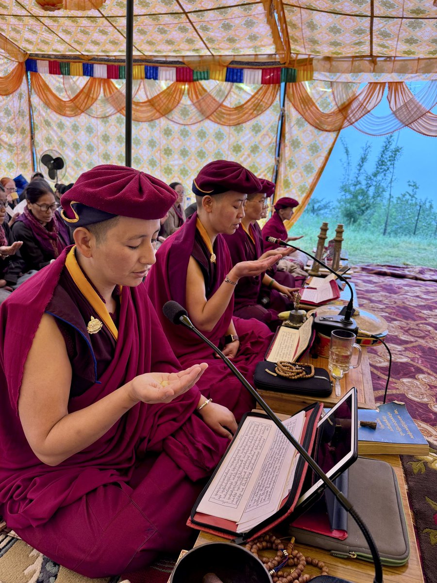 Drukpa's tweet photo. Nyungne retreat continues into its 15th day at Druk Drilburi Retreat Center in Garsha. 

#GyalwangDrukpa #Drukpa #DrukpaNuns #DrukDrilburiRetreatCenter #Nyungne #Garsha #SagaDawa #SpiritualJourney
#fasting #meditation #Chenrezig #ThousandArmedAvalokiteśvara #purification https://t.co/i7dn225qEz