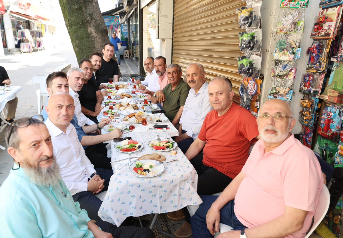 Bu gün güne Eski çarşı esnaflarımızla kahvaltıyla başladık. 

Belediye Başkanımız Zinnur Büyükgöz, mahalle Başkanımız Nevzat Güngör ve yönetimimiz olarak nazik misafirperverlikleri için esnaflarımıza teşekkür ediyoruz. 

#AkPartiGebzeSahada
