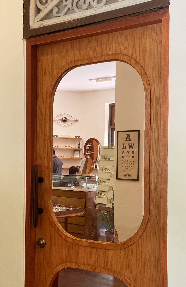 hiddenthread_'s tweet image. ร้านแว่นตาจำเป็นต้องสวยขนาดนี้มั้ย same old days ตรงถ.กลันตัน เยาวราช 👓