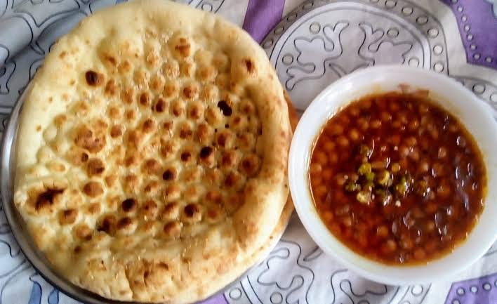 Fassi25's tweet photo. Naan chanay is the only thing that Lahoris miss most

#cravingsatisfied #Foodie #Lahore https://t.co/sEi7dkdpgb