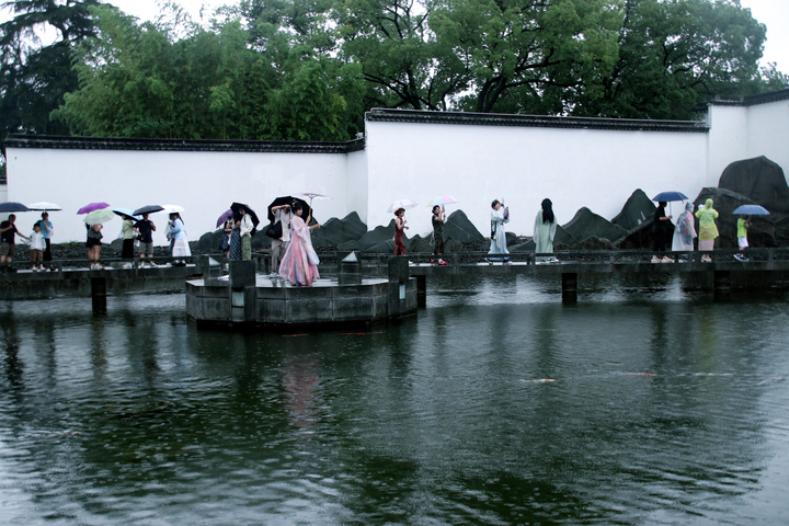 JiangsuNow's tweet photo. The recent Plum Rain season in Jiangsu, especially its southern part, has brought constant rain, which adds a special 📸️“filter” on the city landscapes. 
#BeautifulJiangsu #PhotooftheDay
#VisitJiangsu https://t.co/MU88n1rINw