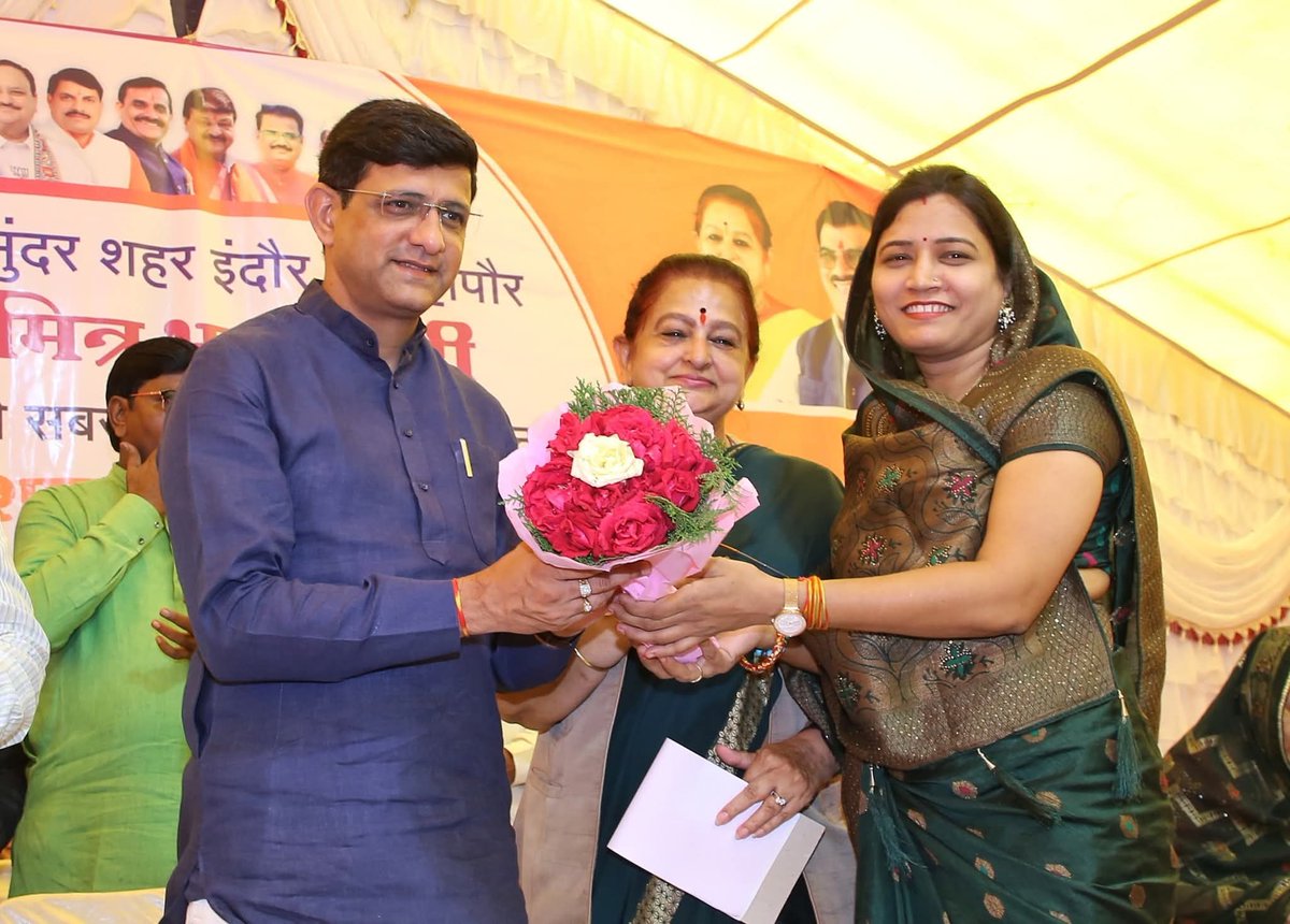ChitnisArchana's tweet photo. इंदौर संभाग की सबसे स्वच्छ तथा प्लास्टिक मुक्त बुरहानपुर विधानसभा क्षेत्र की शाहपुर नगर परिषद में आयोजित स्वच्छता जागरूकता कार्यक्रम में सहभागिता की।

 इस मौके पर शाहपुर नगर परिषद के स्वच्छता कार्यों में अपना महत्वपूर्ण योगदान देने वाली स्वच्छता बहनों को सम्मानित भी किया। https://t.co/RfmLQF2ZbJ