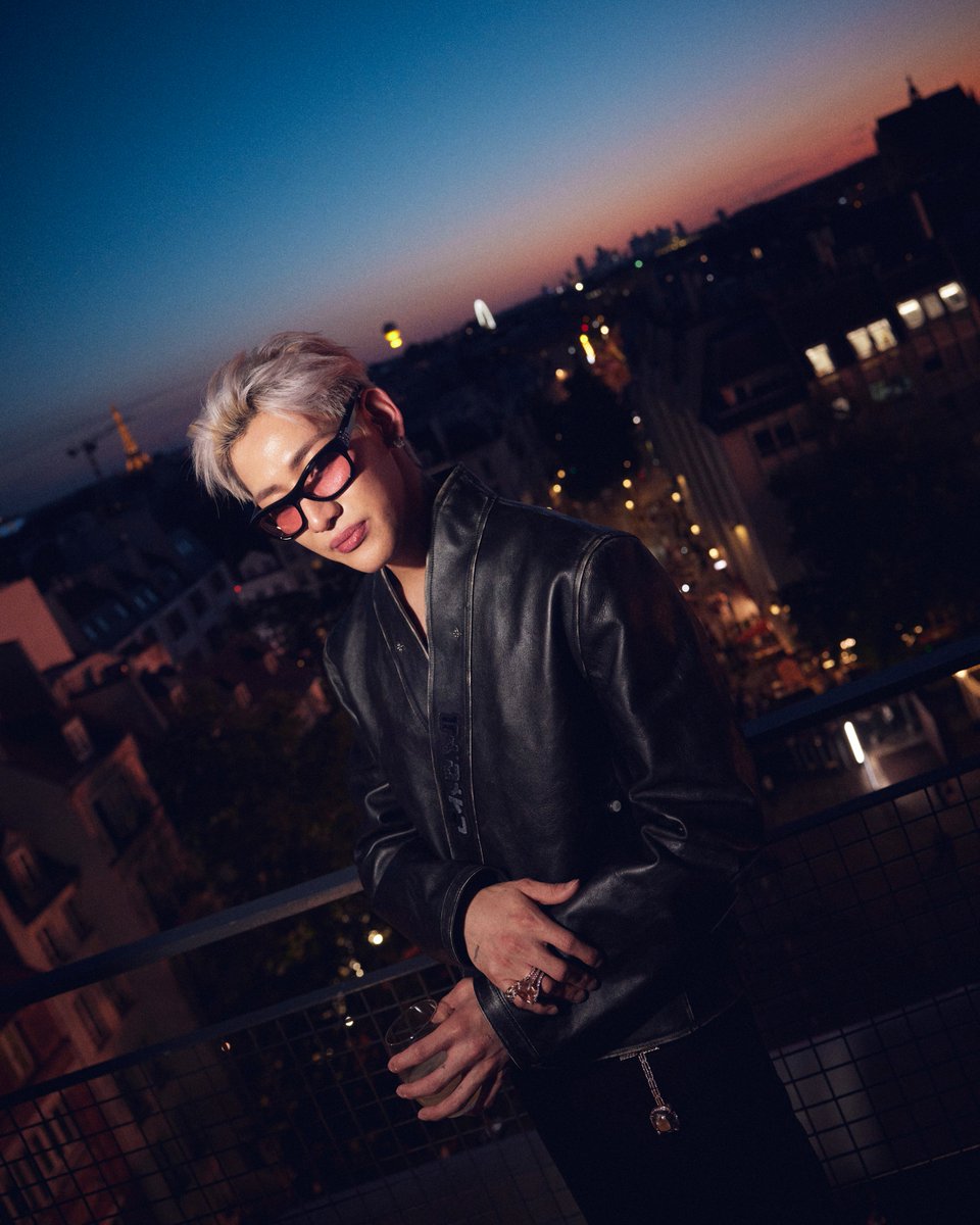 เก็บตกลุคหล่อออลแบล็กของหนุ่มแบมแบม <a href="/BamBam1A/">BamBam</a> ที่ไปร่วมชมโชว์ <a href="/LouisVuitton/">Louis Vuitton</a> Men's Spring/Summer 2026 ในลุคแจ็กเกตหนังสีดำทรงกิโมโน และกางกงเทเลอผ้าวูลร์ขาแฟลร์ พร้อมเซ็ตผมขึ้นและสวมแว่นตามที่แฟนๆ รีเควส 

#ELLEThailand 
#LouisVuitton #LVMenSS26 
#BamBamxLVMenSS26 #BamBam