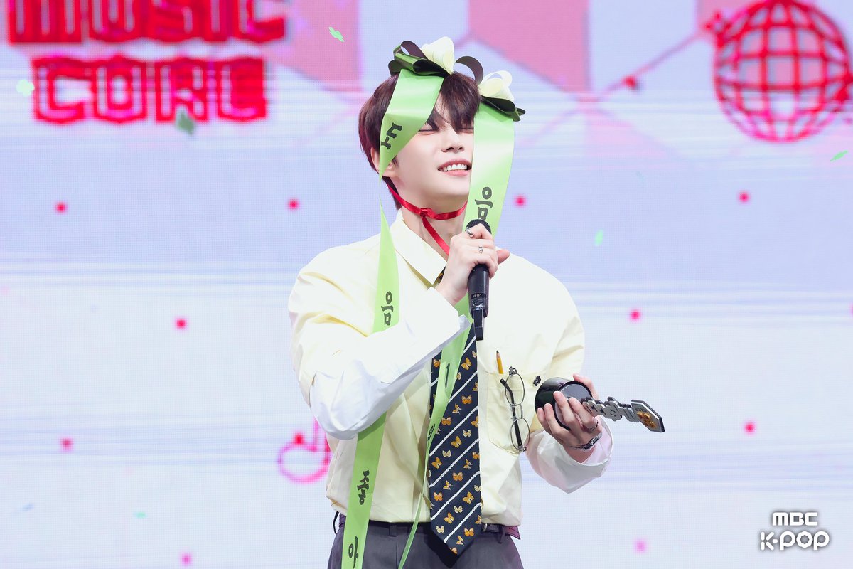 MBC_entertain's tweet photo. 도영이는 시즈니를 좋아하고 라이브도 잘합니다
1위 축하해요💚🎂💚

📷 ☞https://t.co/YCB0zTq5ac

250621 #쇼음악중심 #음중 #1위 #DOYOUNG #도영 @NCTsmtown https://t.co/brIrmXEoa1