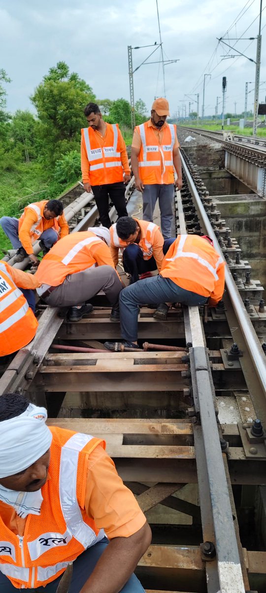 BhusavalDivn's tweet image. Track maintenance update!
Alignment correction at Bridge No. 262/01 between MMR-PNV DN road successfully completed on June 24, 2025, under proper block protection, ensuring safety &amp;amp; efficiency. 
#IndianRailways #TrackMaintenance #RailwaySafety
@Central_Railway @RailMinIndia