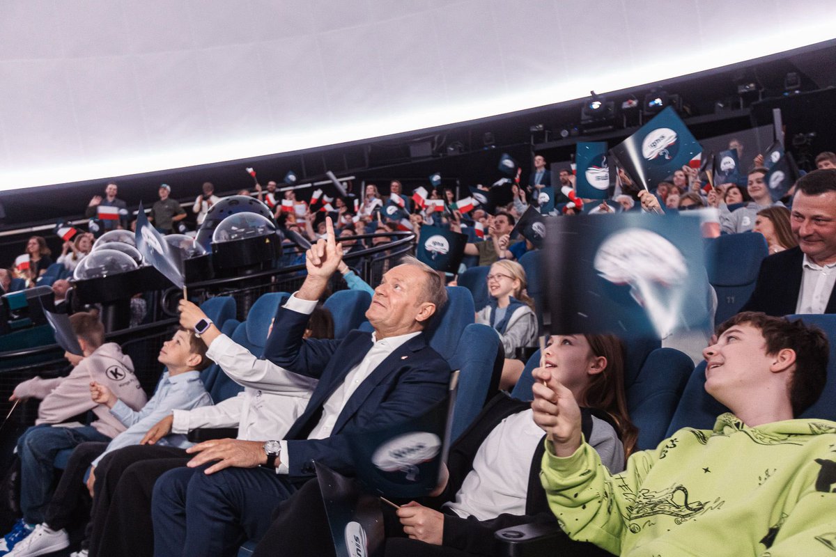 donaldtusk's tweet image. Kto wie, ilu przyszłych polskich kosmonautów oglądało ze mną start Sławosza? Wszyscy byli bardzo przejęci i bardzo dumni🇵🇱