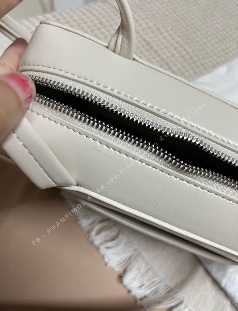 Stand Oil Post Bag (Cream) 
ส่งต่อมือ 2 ราคา 1,400 บาท
ใช้ไปแค่ 2 ครั้ง มีรอยจุดเล็กมากๆ แค่ไม่กี่จุด ถ้าไม่สังเกตุแทบไม่เห็น และมีคาบกาวจุดเล็กๆตรงซิบ มาตั้งแต่ช็อปไม่ได้ทำเลอะเอง 

#ส่งต่อกระเป๋ามือสอง #standoilส่งต่อ #standoilพร้อมส่ง #standoilthailand #standoil #กระเป๋ามือสอง