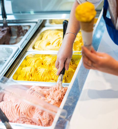 🍱【TOTTEIテイクアウトメニューをご紹介！】
⑨本日は【ユーハイム本店別館】をご紹介🍨✨

おすすめメニュー
【テオくんのバウムクーヘン】
400 円

【ジェラート】
2フレーバー 692 円～