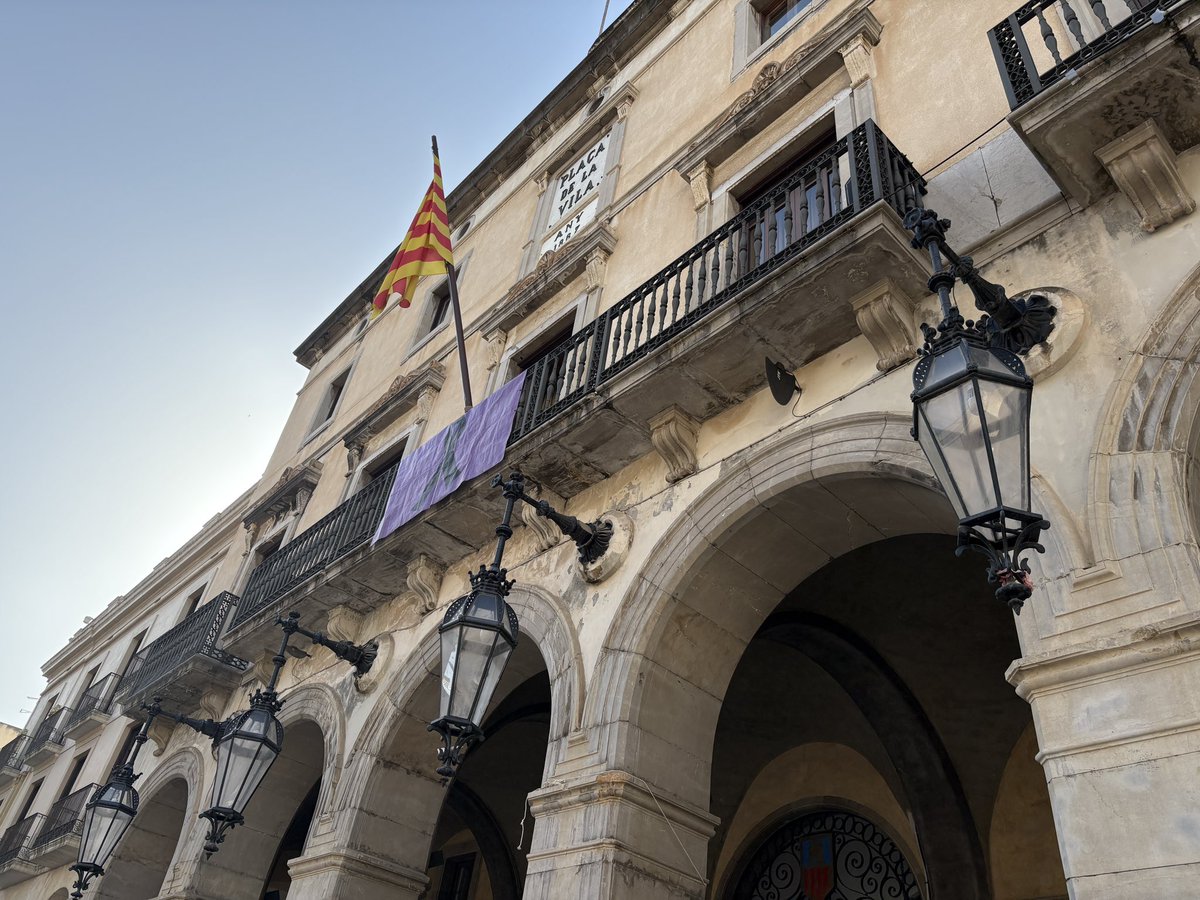 L’Ajuntament de #VNG condemna un nou assassinat per violència masclista. La víctima és una dona de 61 anys de Madrid. 
Pengem el domàs lila en senyal de dol i rebuig pels fets 
#ensvolemvives #niunamenys