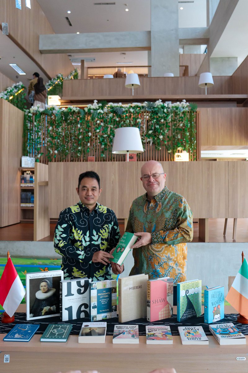 📚 This morning, Ambassador Francis handed over a collection of Irish books to the Jakarta Public Library.

He met with Mr. Diki Lukman Hakim, Head of the Library's Management Unit, and they discussed opportunities for collaboration in literature and library development.