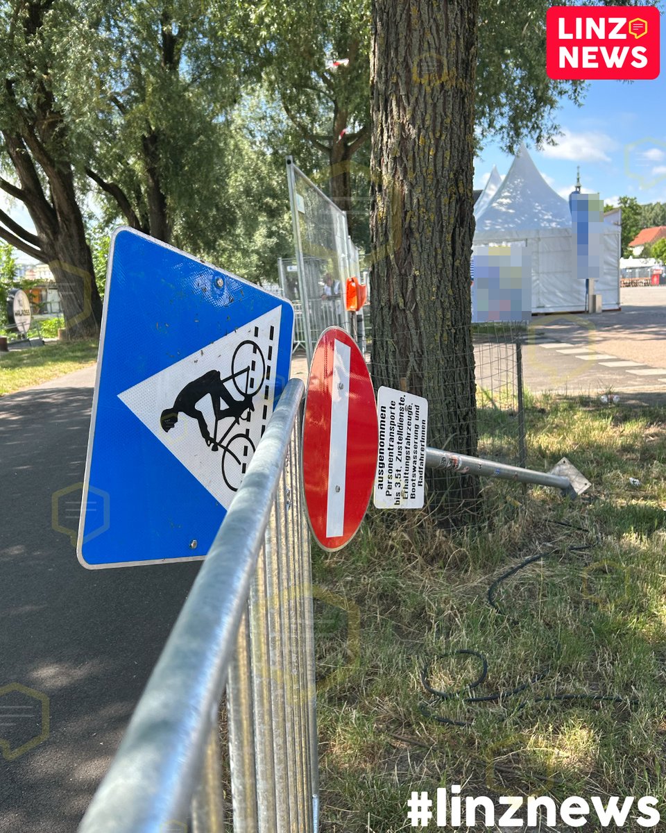 linzdotnews's tweet image. 😮 Eventaufbau läuft auf Hochtouren!
❌ Radweg R1 noch immer gesperrt, Naherholungsgebiet erneut Zufahrt, zahlreiche Parkverbote und auch umfangreiche Sperren (u.a. Hinsenkampplatz samt Bimstationen) geplant.

#thelastdance #linz #aufbau #linznews #lärm #omg #lebensstadt