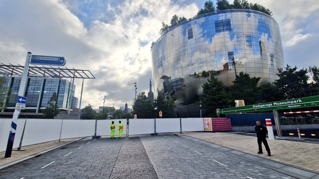 maikelcoomans85's tweet image. Op meerdere plekken mysterieuze afzettingen. Ik vermoed dat er wat mensen met een bootje gaan varen, schilderijtjes gaan bekijken ...maar wat gaan ze doen bij De Esch 🫣 #navotop #Rotterdam #partnerprogramma