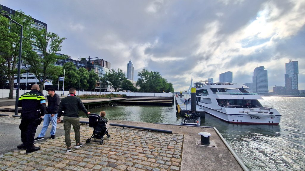 maikelcoomans85's tweet image. Op meerdere plekken mysterieuze afzettingen. Ik vermoed dat er wat mensen met een bootje gaan varen, schilderijtjes gaan bekijken ...maar wat gaan ze doen bij De Esch 🫣 #navotop #Rotterdam #partnerprogramma