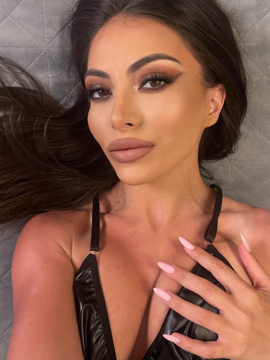 The moment my gaze locks onto you, everything else fades, because deep down, you already know you were meant to kneel, to worship to lose yourself completely✨
⛓livejasmin.com/MoniqueMinx?re…

#lourdesmodels #GoddessEnergy #DeepGaze #ObeyHer #DivineControl #EyesThatCommand <a href="/LiveJasmin/">LiveJasmin</a>