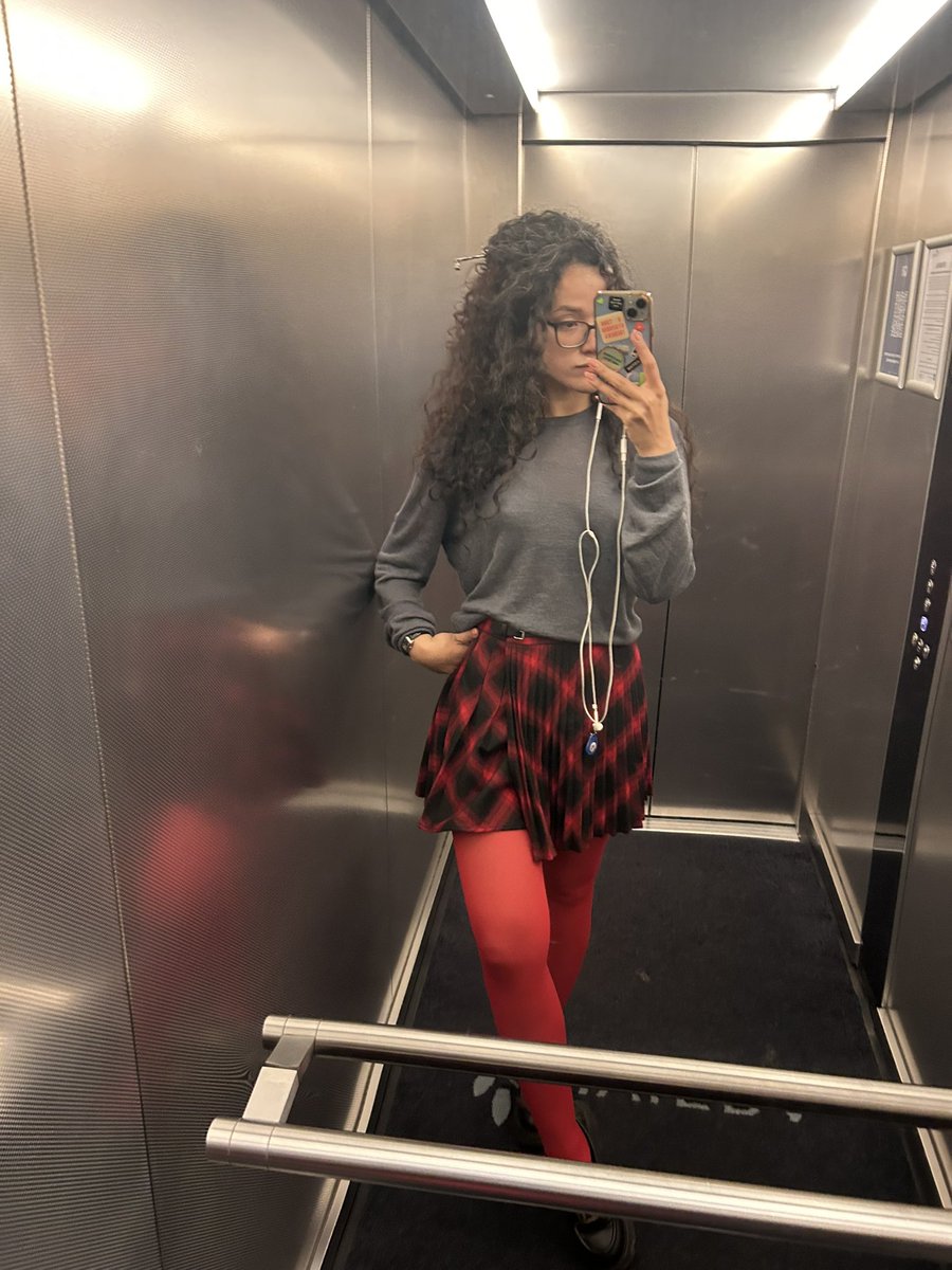 Так хорошо, с рэд флагами всё понятно, а что с рэд колготками?