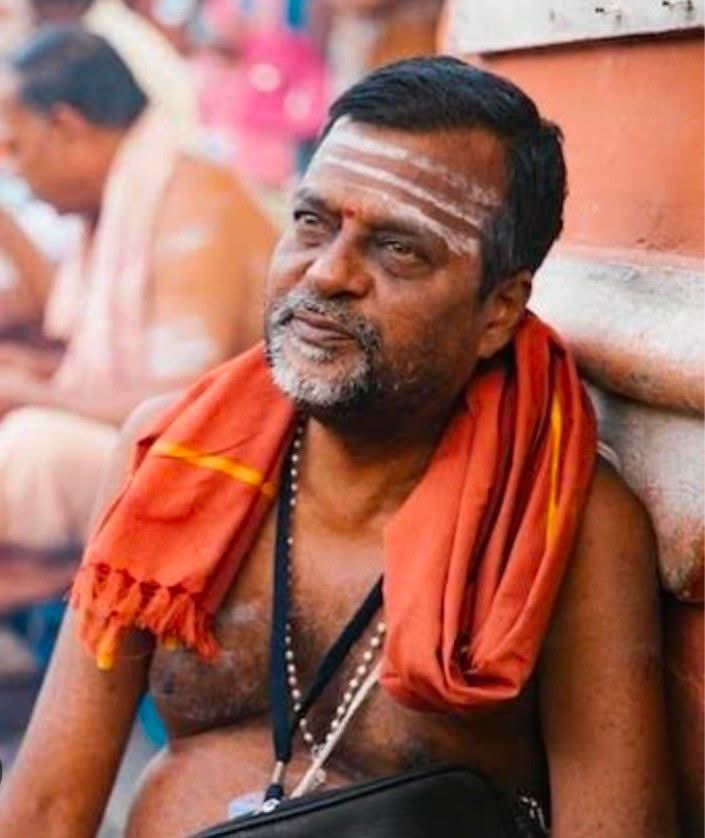 ब्राह्मण!

     शिखा सूत्र छूट गया। विधि निषेध छूट गया। संध्या गायत्री छूट गया। वेदाध्ययन गया, संस्कार गए, सारी परंपराएं गयीं... बचा है तो एक अधूरा विशिष्टताबोध, जिसका कोई कारण नहीं। कभी सोचे हैं, क्या करेंगे यह विशिष्टताबोध ले कर?
     जिस गाँव में ब्राह्मणों के सौ घर हैं, वहाँ
