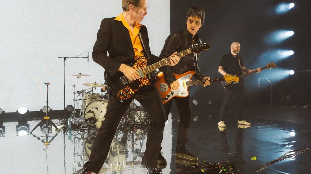 dod Magazine (@dodmagazine) on Twitter photo Johnny Marr (<a href="/Johnny_Marr/">Johnny Marr</a>) se une a <a href="/Franz_Ferdinand/">Franz Ferdinand</a> para una revisión del 'Build It Up' de la banda escocesa.
Escúchala aquí y recuerda que este verano Kapranos y compañía estarán presidiendo el cartel del <a href="/sonoramaribera/">Sonorama Ribera</a> 2025.
🔊 youtube.com/watch?v=wNQy1G… Johnny Marr (<a href="/Johnny_Marr/">Johnny Marr</a>) se une a <a href="/Franz_Ferdinand/">Franz Ferdinand</a> para una revisión del 'Build It Up' de la banda escocesa.
Escúchala aquí y recuerda que este verano Kapranos y compañía estarán presidiendo el cartel del <a href="/sonoramaribera/">Sonorama Ribera</a> 2025.
🔊 youtube.com/watch?v=wNQy1G…