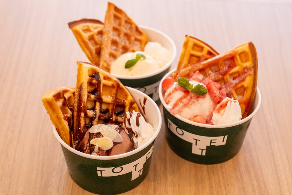 🍱【TOTTEIテイクアウトメニューをご紹介！】
⑩本日は【TOTTEI STAND BUOY】をご紹介🍓🍫✨

おすすめメニュー
【ワッフルスイーツ 3種】
 シュガーバター650 円
ストロベリー/チョコレート 700 円

大海原でしなやかに力強く浮かびながら、
道標の役割を担う「ブイ = BUOY」が由来の