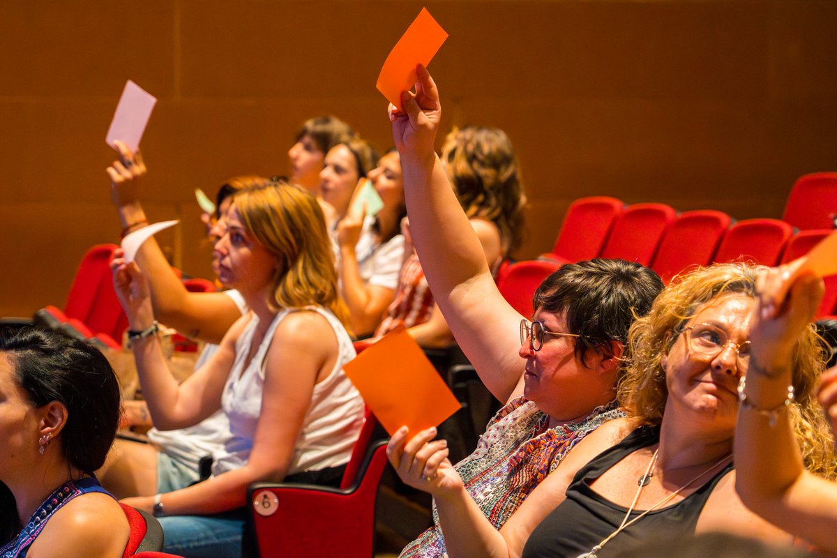 📝 ¿𝗔𝗣𝗥𝗢𝗕𝗔𝗠𝗢𝗦 𝗗𝗜𝗡𝗔𝗠𝗜𝗔? ¡𝗖𝗟𝗔𝗥𝗢 𝗤𝗨𝗘 𝗦𝗜́!
Para cerrar #Dinamia2025 con humor, aprendizaje y participación, realizamos nuestro ya tradicional… ¡examen final! 🎉
👨‍🏫 Nuestro compañero Alejandro Lahoz, junto con el presidente Sergi Morales, dinamizaron este