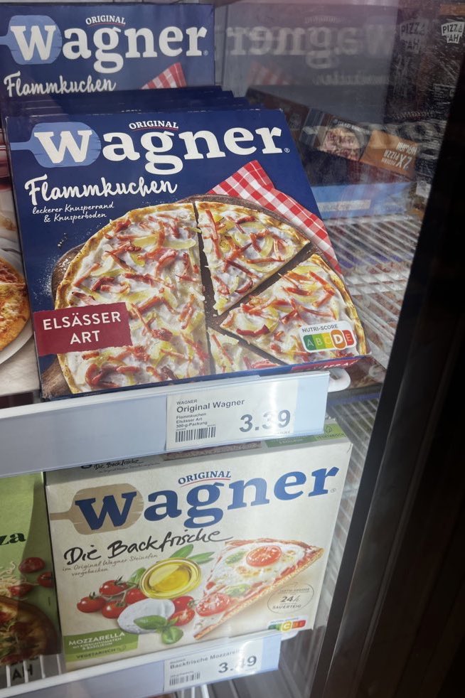 אני: אמא אפשר את אמני השירה מנירנברג?
אמא: לא, יש לנו את אמני השירה מנירנברג בבית
אמני השירה מנירנברג בבית: