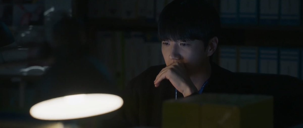 zznvrse's tweet photo. he find the report by sehyun is suspicious but junghyun refused to suspect her😭😭

#HunterWithAScalpel #HunterWithAScalpelEP7 https://t.co/d32KNQjtGM