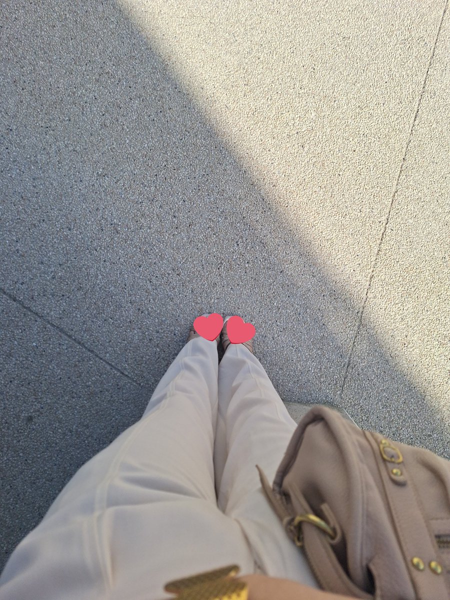 ins_fnt's tweet image. La reine attends son bus à son grand âge