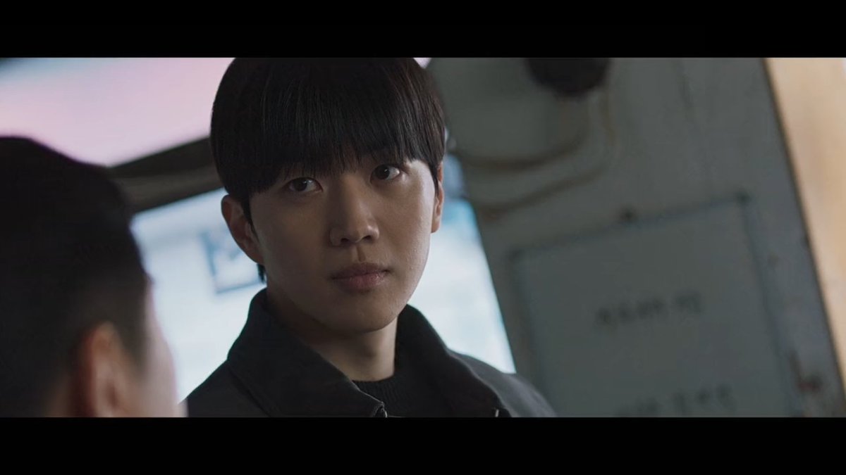 kijeongholic's tweet photo. junghyun udah mulai curiga sama choi minguk mulai dari brush, cara jalan, &amp; pakaian hitam yang mirip sama pelaku di bus

#HunterWithAScalpelEp7
#HunterWithAScalpel https://t.co/BiupWyXWL3