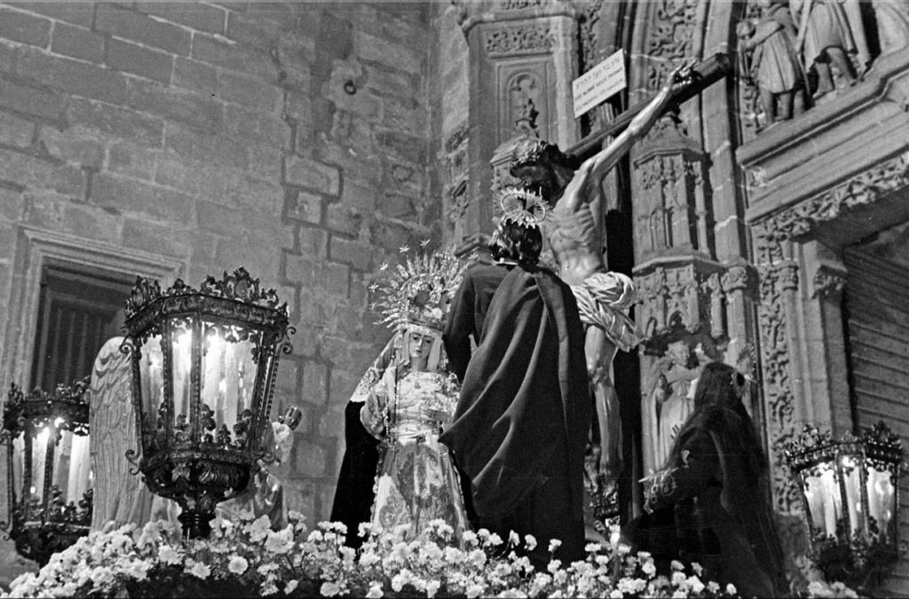 UnCofradeMas's tweet image. Saliendo por la Puerta de los Palos en su antiguo paso iluminado por los viejos faroles de forja, vemos al misterio presidido por el Cristo de las Aguas en la noche del Lunes Santo de 1953 #TDSCofrade #TDSActualidad @hdadlasaguas