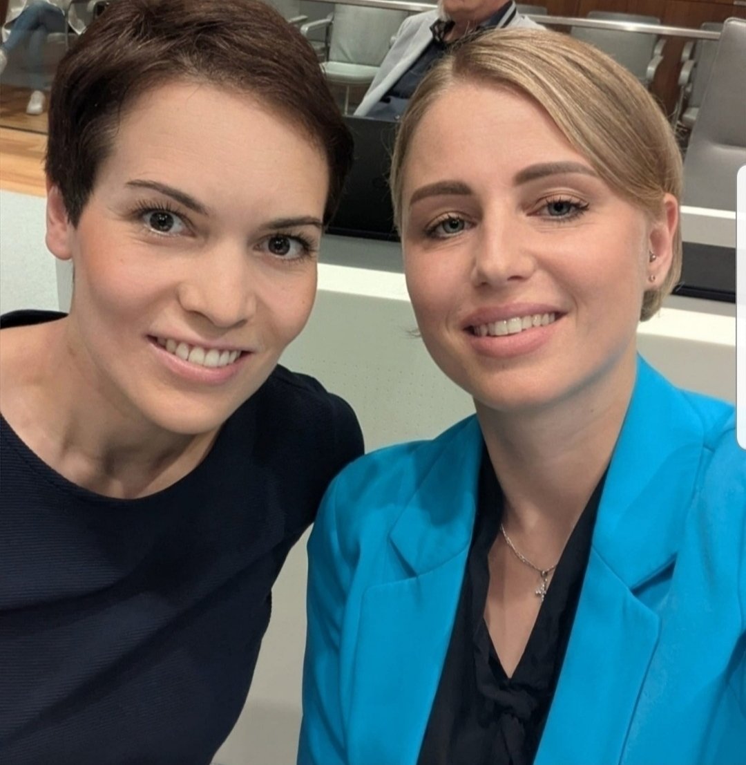 Ein letztes Mal Plenum vor der Sommerpause mit meiner Lieblingskollegin <a href="/MdlBehrendt/">Vanessa Behrendt MdL</a>!
😎☀️💙