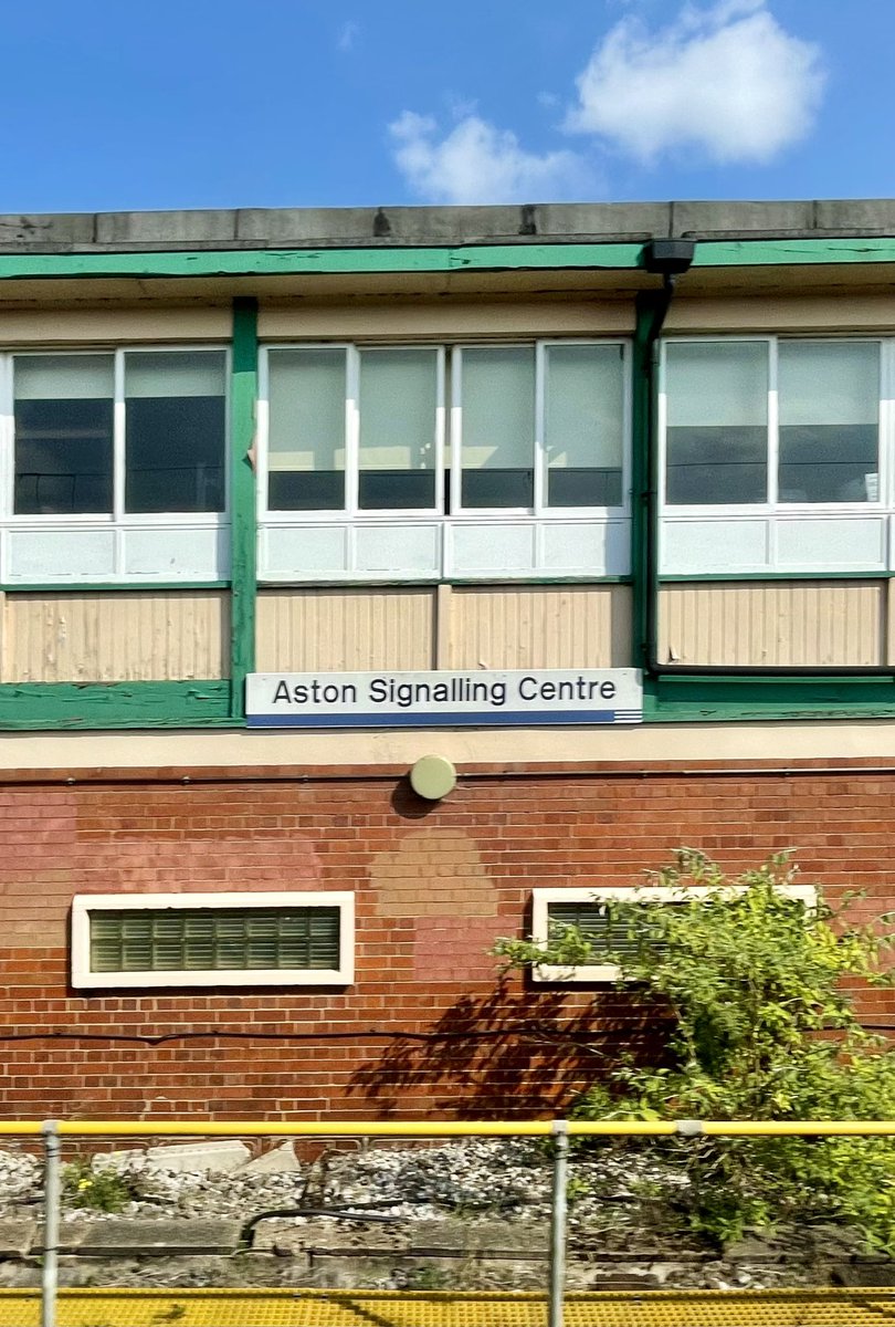 WeavinWeave's tweet image. Aston Signalling Centre… brought to you by Regional Railways 😊🚦@_doublearrow