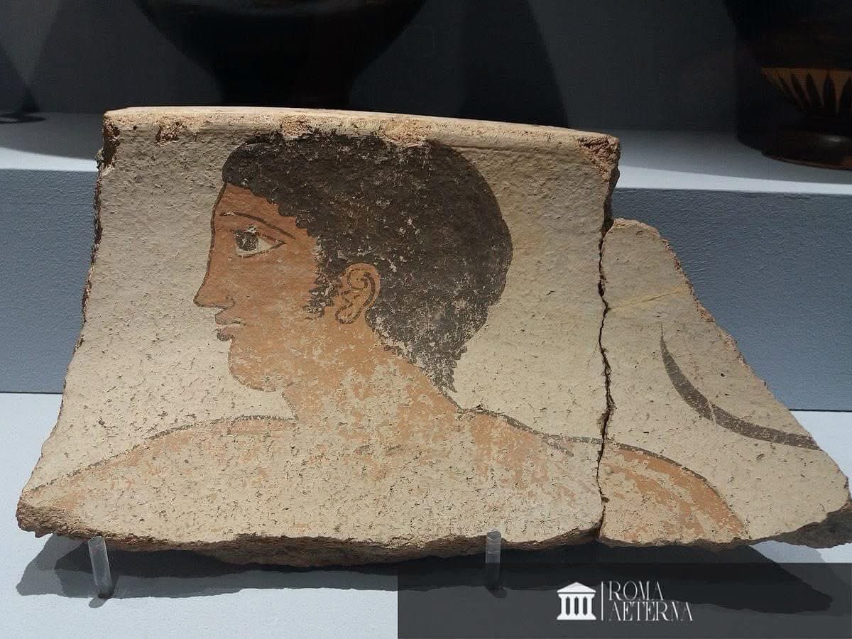 ValeriaAugusta8's tweet photo. #Etrusques : fragment de louterion (480-450 av. J.-C.) retrouvé au Nord-Est du Palatin avec une représentation d’un jeune homme avec un strigile. Exposé lors de l’exposition « Colori degli Etruschi - Tesori di terracotta alla Centrale Montemartini » (2019).
#centralemontemartini https://t.co/VHNeKBcKEL