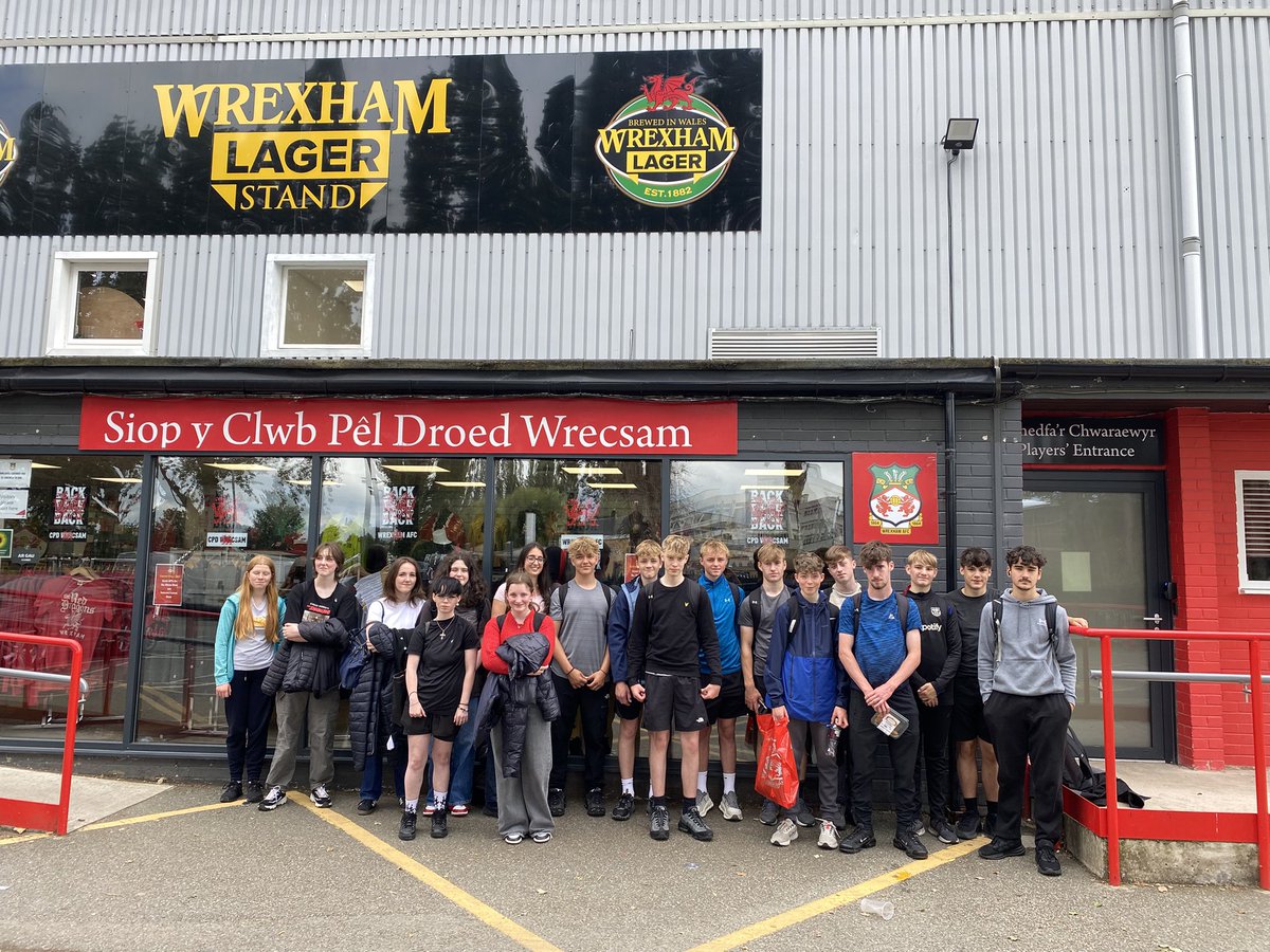 DaearCreuddyn (@creuddyndaear) on Twitter photo Dysgwyr Daearyddiaeth TGAU blwyddyn 10 <a href="/ysgolycreuddyn/">Ysgol y Creuddyn</a> yn brysur yn casglu data trefol yn ninas Wrecsam. Dysgwyr Daearyddiaeth TGAU blwyddyn 10 <a href="/ysgolycreuddyn/">Ysgol y Creuddyn</a> yn brysur yn casglu data trefol yn ninas Wrecsam.