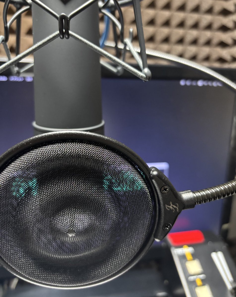 kumi_86's tweet photo. 昨日は福岡にてナレーションのお仕事でした🎙️
本当に有難い！！
声のお仕事まだまだお待ちしています✨　

天神地下街のステンドグラスが綺麗だったのともう山笠の季節が近づいていることにびっくりした😳😳 https://t.co/BE9gAV51p2