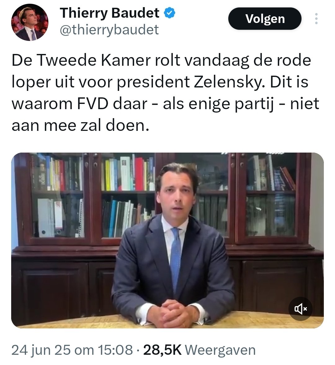 Jirikis1's tweet photo. Hee #Fraudet, ik vind het een heel stuk erger dat #Trump als een fokking #koning binnengehaald wordt, terwijl ze in de #VS juist (en terecht) #NoKing roepen.

#Navo 
#Zelensky https://t.co/Q73XZIJVwK