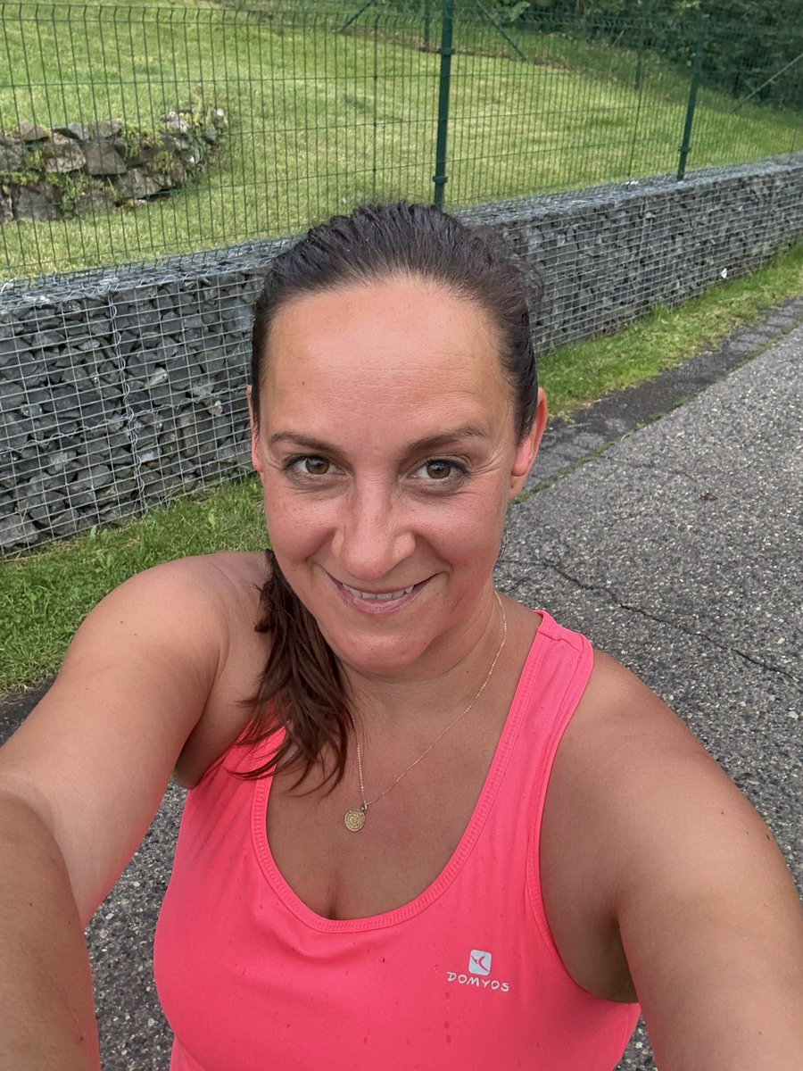JanaHamplova's tweet photo. A teď už začínám být nervózní i já 🤪.
Držte palce.
Dnes UniCredit Pražská štafeta 2025 🏃♀️🏃♂️
Díky Deni, Ondro a Tome, že do toho jdete se mnou 💪.
#run #runczech #icfcr #icfglobal #kdyzkouctakprofesional #runpraha #centrumosobnuhorustuustinadlabem #janahamplovacoach https://t.co/mlhiQTUkfI