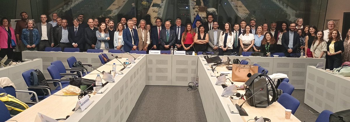 HacemosCorredor's tweet photo. Emotiva despedida en Bruselas al Coordinador Europeo del Corredor Atlántico, Carlo Secchi, que este mes de junio finaliza su mandato https://t.co/nBLq6eYVBq
