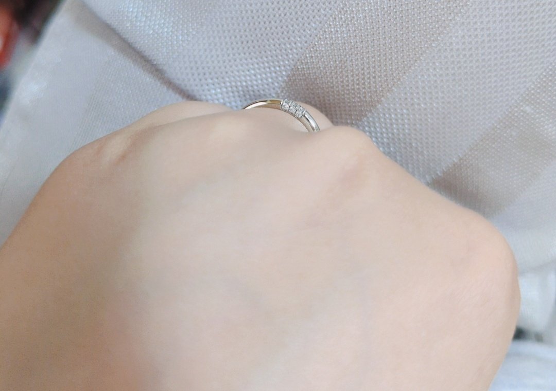 shisopoyo's tweet photo. やっと結婚指輪届いたのよ〜〜〜〜
働いてた時から側面ダイヤが好きすぎて正面3石、側面にも3石ずつのデザインにしたけどやっぱり超絶可愛いな。
そんでいつ見てもダイヤがキラキラすぎて最高。 https://t.co/Ecf24m7flj