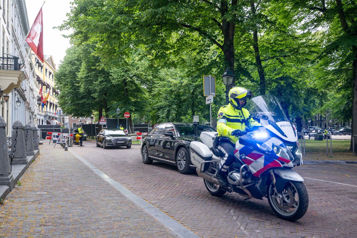 De NAVO-top in cijfers: 
•1.100 omleidingsborden
•700 hekken om de straten af te zetten (ongeveer)
•1.400 paaltjes op de weg voor afsluitingen
•131 organisaties in Den Haag houden zich bezig met vrede en recht

🔗 denhaag.nl/nl/stad-van-vr…