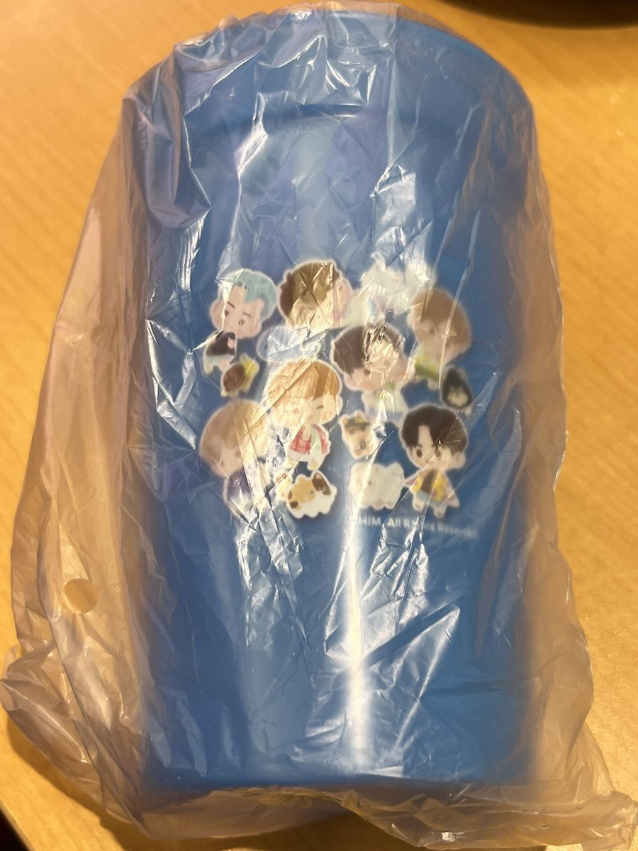 スシロー×インザソム　コラボ交換

【譲】ブルー(画像のもの)

【求】ピンク

郵送での交換希望です！
ソフトドリンクに付いてきたコップです。よろしくお願いします🙏

#BTS
 #インザソム
 #スシロー